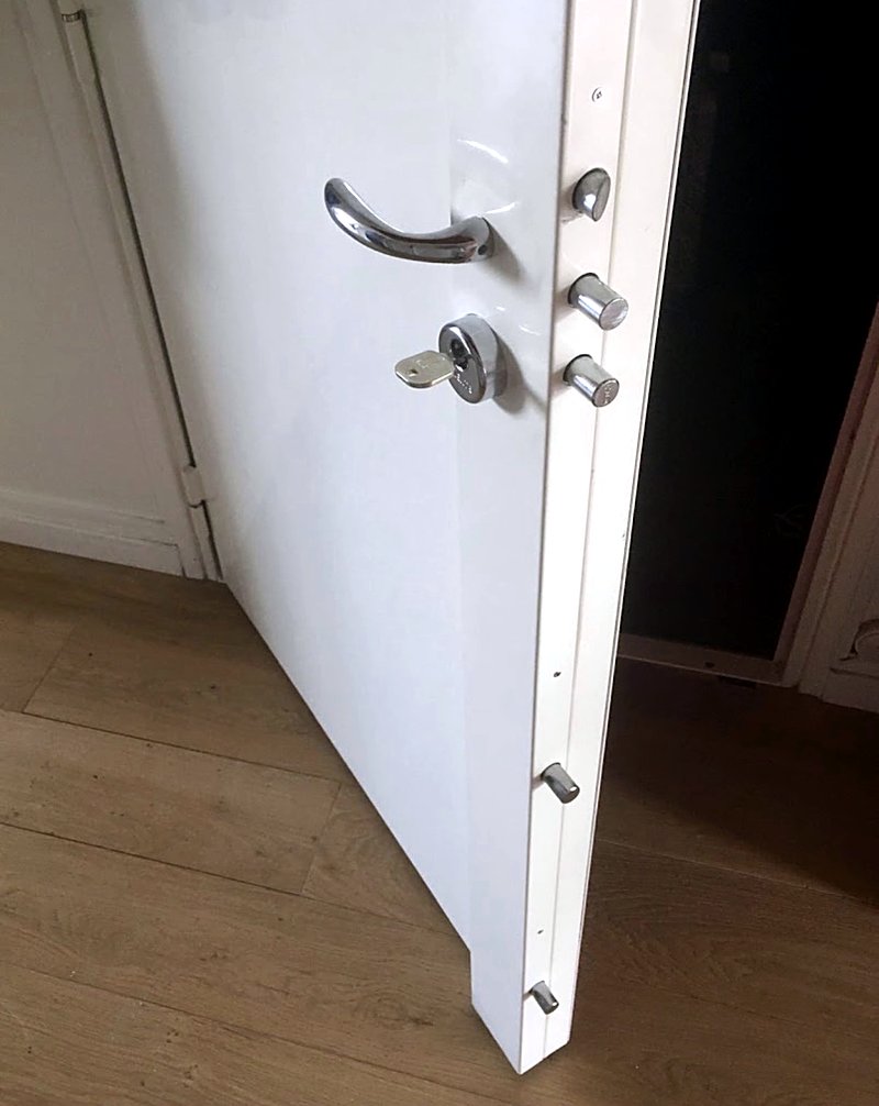 Porte d'entrée à serrure multipoint ouverte sans dégât par un serrurier à Liège, clé dans le cylindre